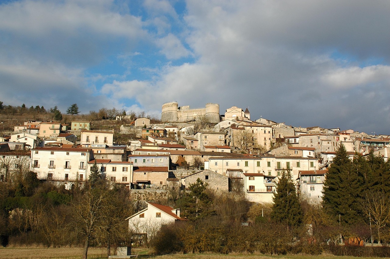 Borgo di Sant'Agata Feltria durante una fiera del tartufo, con bancarelle e visitatori.