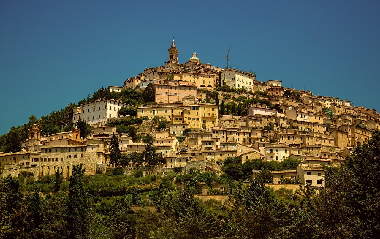 Panorama del paese più caratteristico delle Marche, con stradine acciottolate e antiche abitazioni.