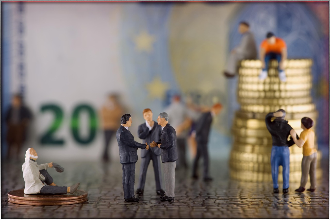 Uomo felice che riceve un certificato di pensionamento anticipato, simbolo di nuove norme 2026.