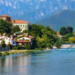 Veduta panoramica del suggestivo borgo veneto con antiche architetture e paesaggi verdi.