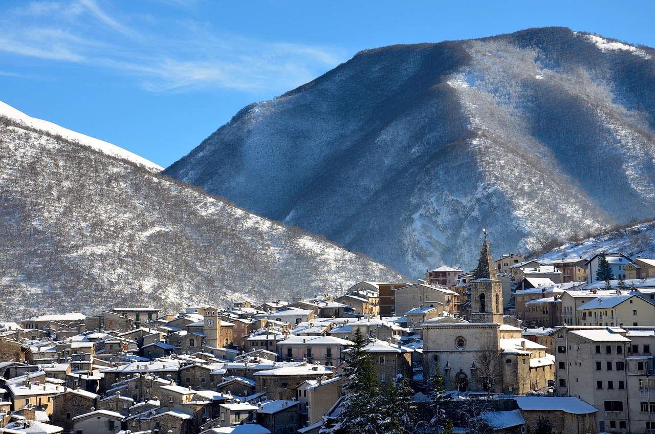 Paesaggio innevato in Trentino, con montagne maestose e un'atmosfera tranquilla, lontana dalla folla.