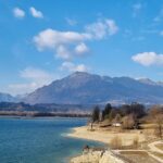 Lago incantevole del Friuli, circondato da montagne e vegetazione lussureggiante.