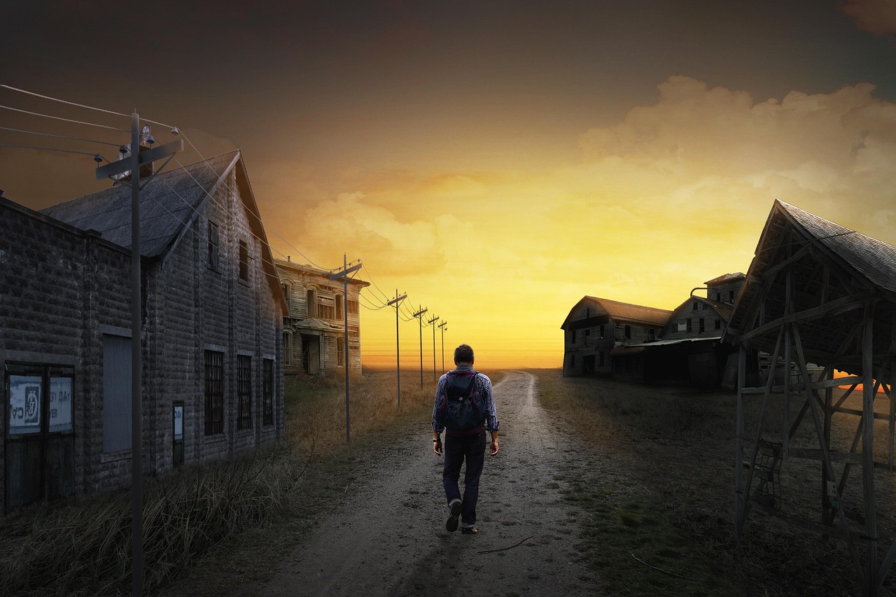 Borgo fantasma con case abbandonate e vegetazione in crescita, segno di un ritorno alla vita.