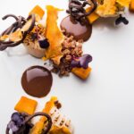 Ristorante di Modica famoso per il suo cioccolato artigianale, affollato da turisti entusiasti.