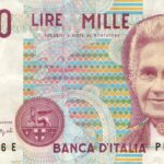 Vecchie banconote da lire italiane con l'immagine di Maria Montessori in primo piano.