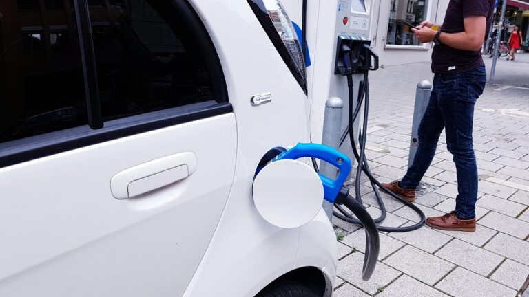 Auto elettriche: crollano gli incentivi, conviene comprarle ora?