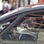 Uomo anziano controlla documenti per l'esenzione del bollo auto, informazione utile per chi ha oltre 65 anni.