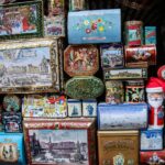 Scatole di latta pubblicitarie vintage esposte, evidenziando il loro valore collezionistico nel 2023.