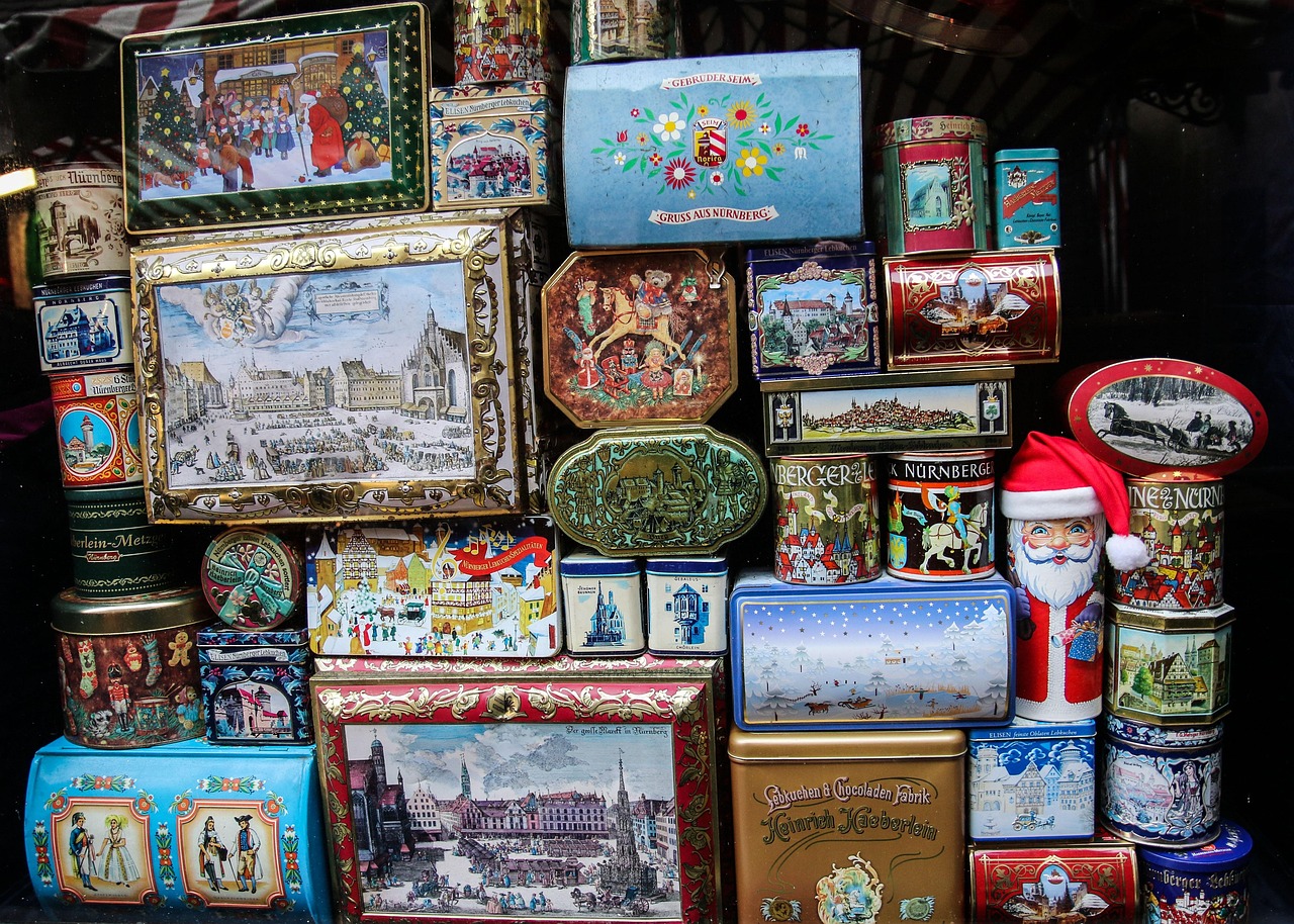 Scatole di latta vintage colorate, simboli di collezionismo e nostalgia, esposte su una superficie rustica.