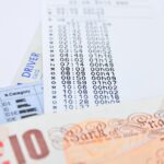 Auto parcheggiata con un cartello 'esente bollo' in un contesto regionale italiano.