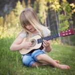 Bambini che suonano strumenti musicali al conservatorio, simbolo del Bonus Musica per le famiglie.