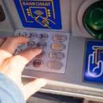 Bancomat bloccato con messaggio di errore, evidenziando i sistemi di sicurezza attivati nel weekend.