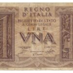 Vecchie lire italiane accumulate in una cantina, pronte per essere valutate e collezionate.