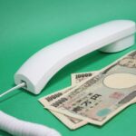 Immagine di una caldaia moderna con un cartello "Sconto in fattura" in evidenza.