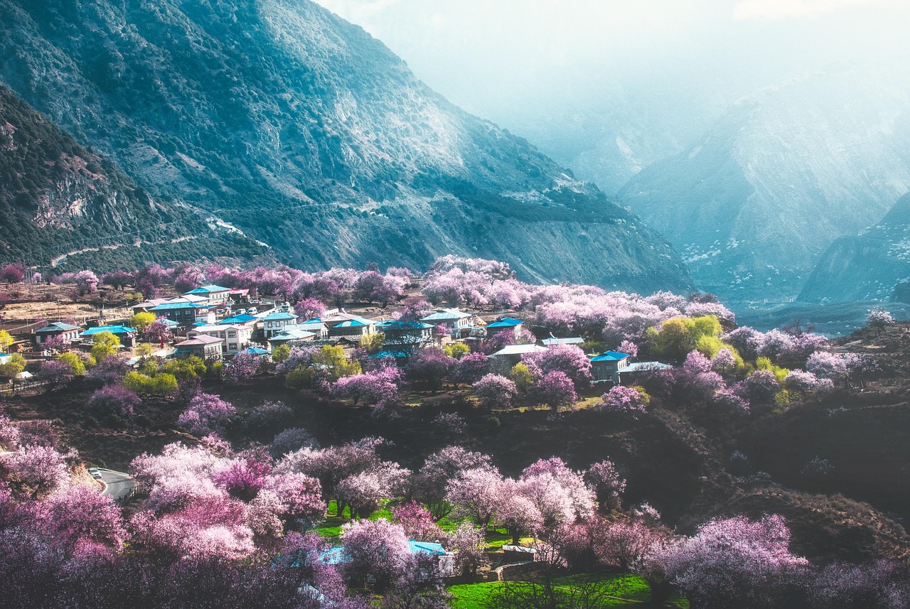 Veduta panoramica del borgo montano nascosto, circondato da natura e montagne.
