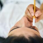 Esperta mostra come ottenere sopracciglia perfette con una matita per trucco.