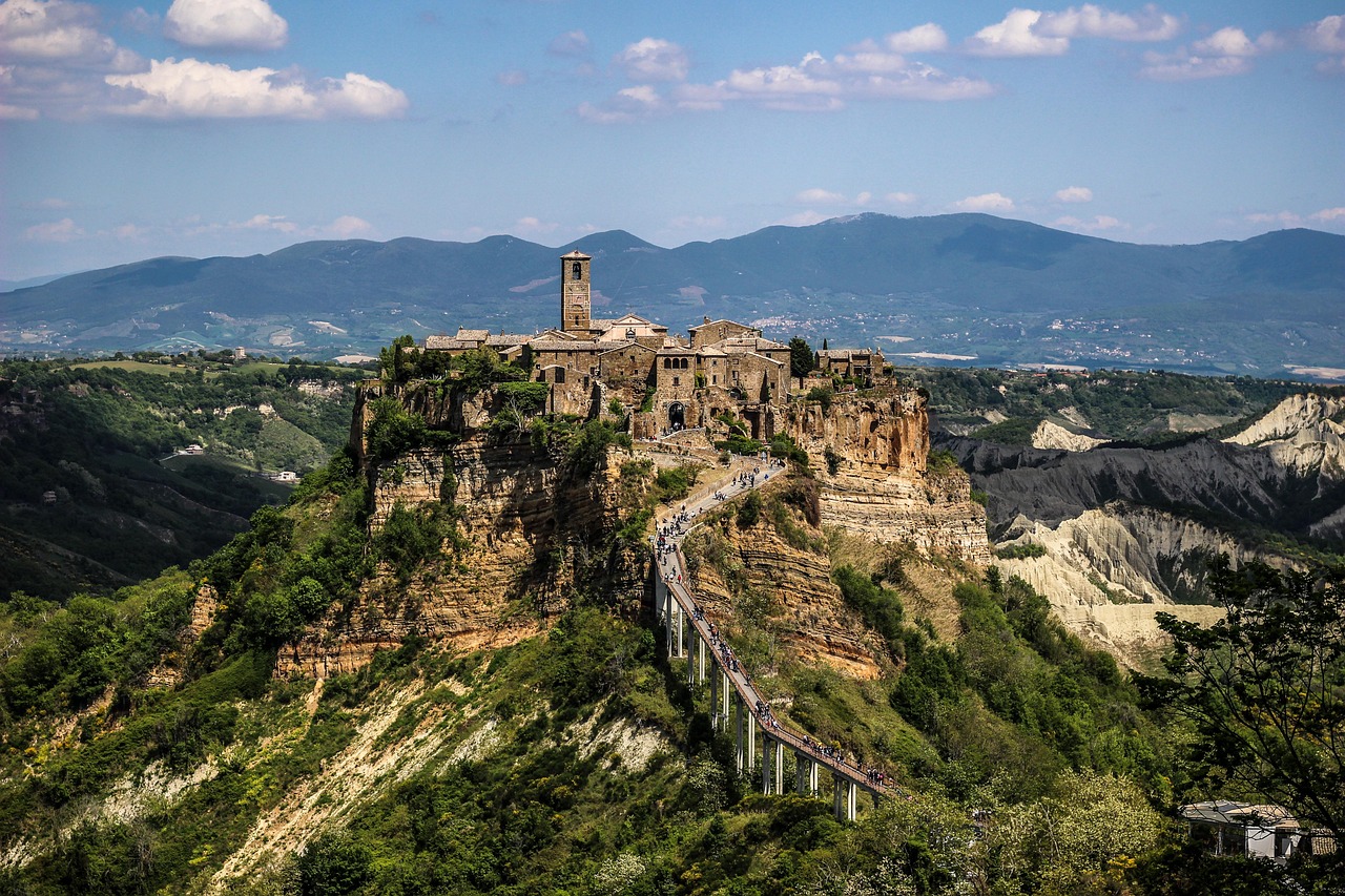 Sentiero panoramico che conduce al suggestivo borgo di Civita di Bagnoregio tra natura e storia.
