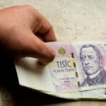 Immagine di un bancomat con un avviso sui prelievi contanti e limiti fiscali.