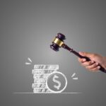 Cartello stradale con avviso di multa, simbolo della scadenza per il pagamento.